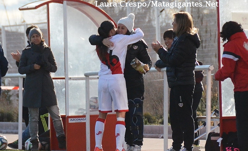 Iris dedica su gol a Patricia Mascaró en un partido del Rayo Vallecano Femenino.