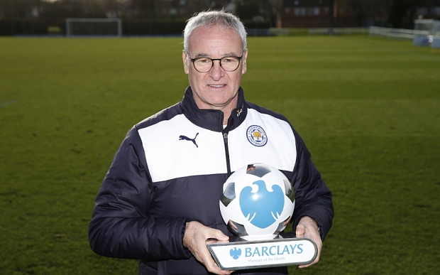 Claudio Ranieri con el título a mejor entrenador del mes en la Premier League. Foto: telegraph.uk.co