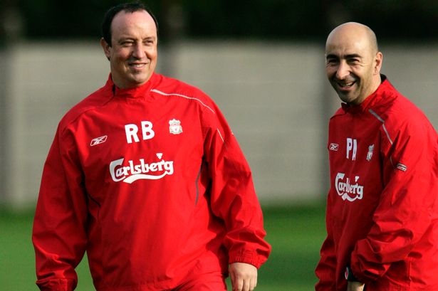 Ayestarán con Rafa Benítez en su época del Liverpool. Foto: fanscorners.com