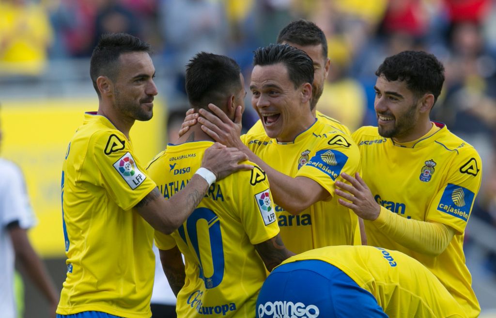 Roque Mesa y Tana celebran un gol con Jonathan Viera. Foto: canariasenhora.com