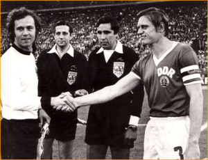 Franz Beckenbauer con Bernd Bransch 