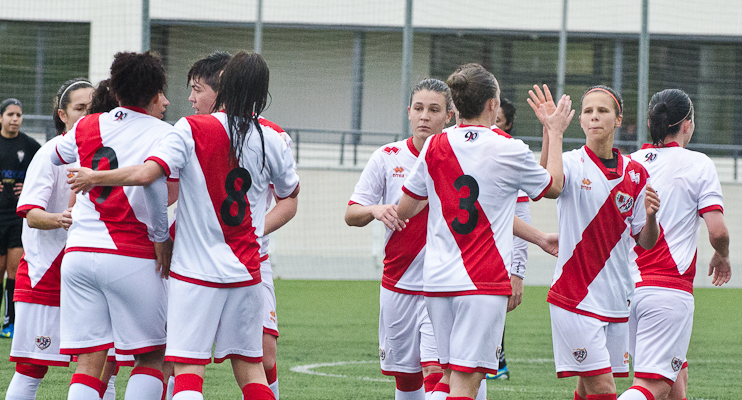 El Rayo Vallecano Femenino celebra un tanto ante el Fundación Albacete.