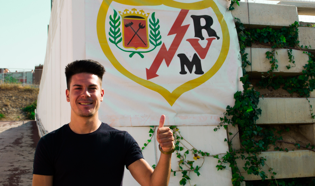 Iván Bueno en la puerta de la Ciudad Deportiva del Rayo Vallecano