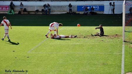 La mala suerte del Rayo Vallecano hace justicia al Eibar