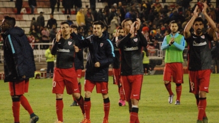 Aduriz reina en Vallecas