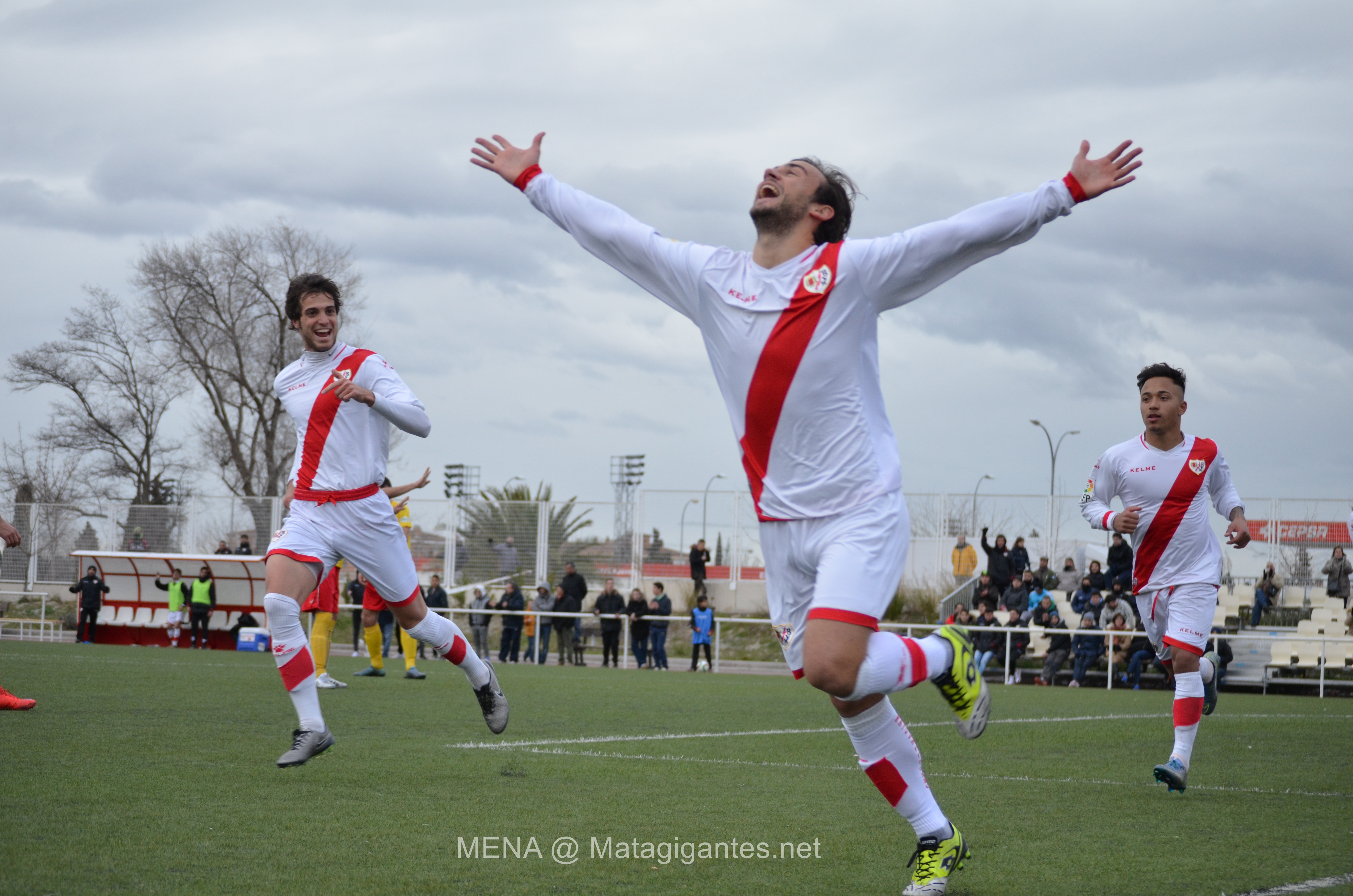 El Rayo B vence sobreponiéndose al caos