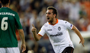 Paco Alcácer, celebrando un gol con el Valencia CF. Foto: www. elenganche.es