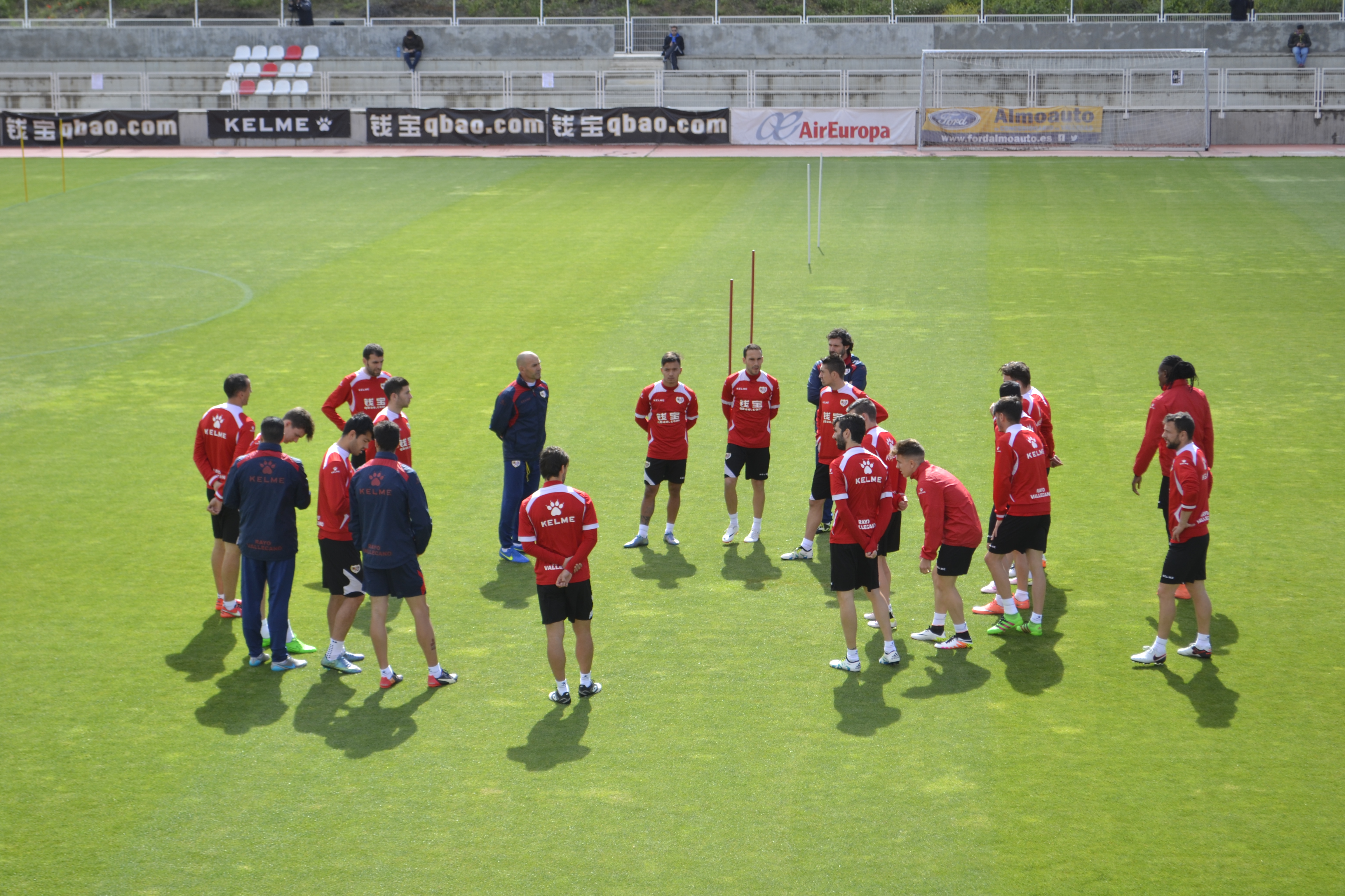 El Rayo se aferra a un milagro para no perder la categoría