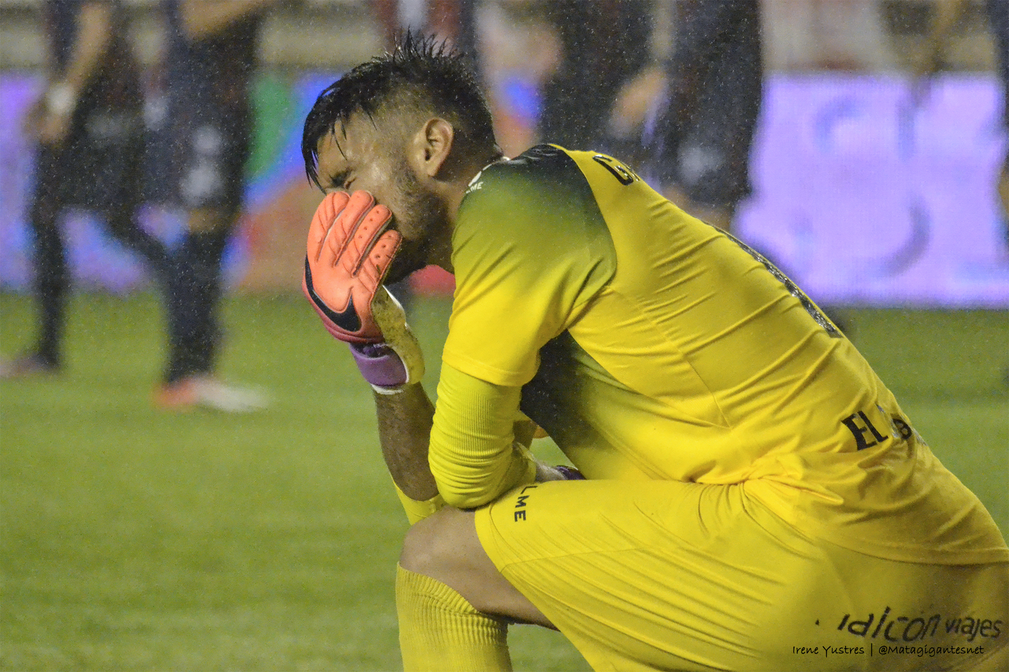 Gazzaniga y el árbitro le regalan 3 puntos al Real Zaragoza