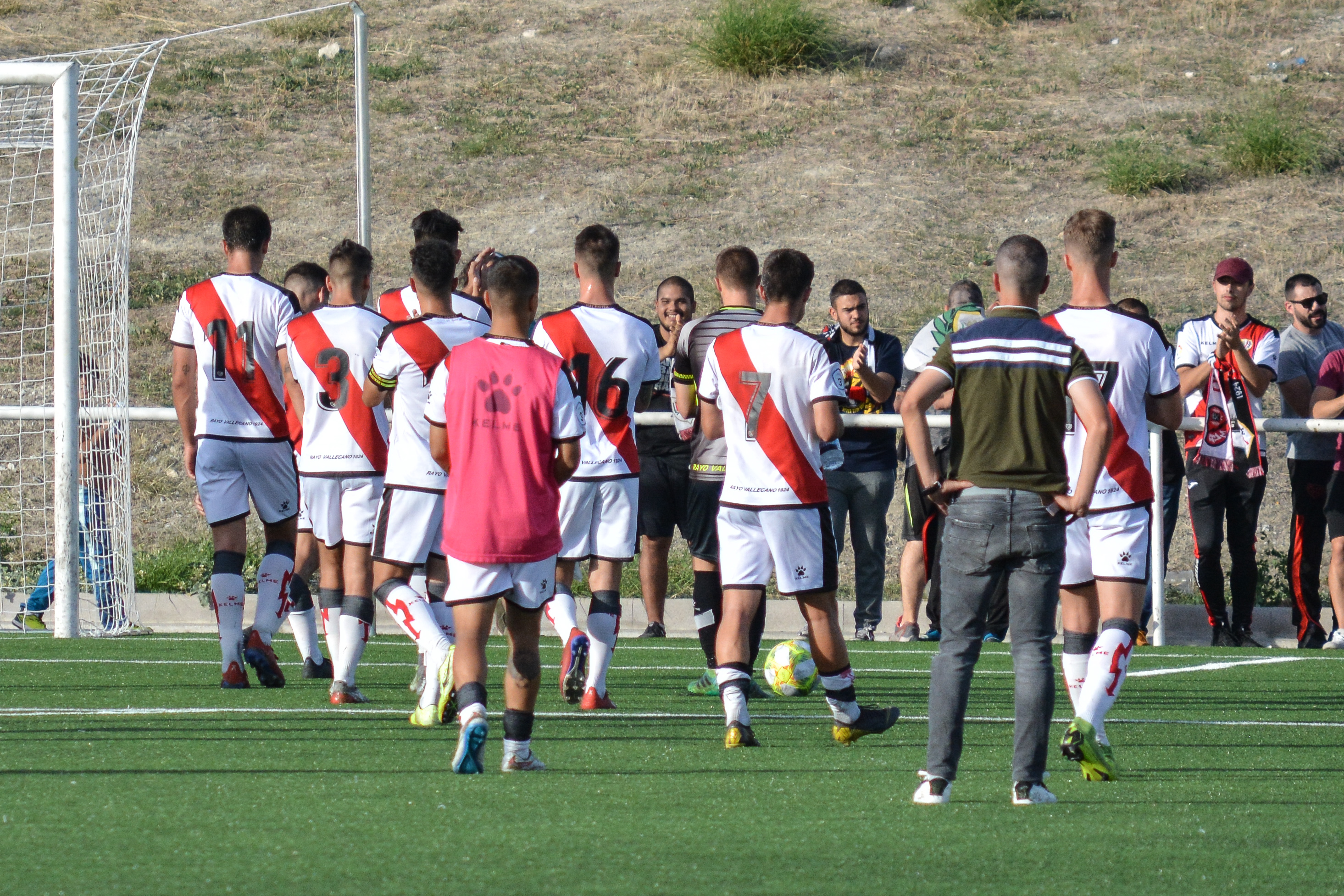 Contra el líder en campo neutral