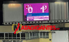 Formalización del contrato del nuevo videomarcador en el Estadio de Vallecas.