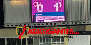 Formalización del contrato del nuevo videomarcador en el Estadio de Vallecas.