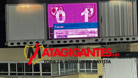 Formalización del contrato del nuevo videomarcador en el Estadio de Vallecas.