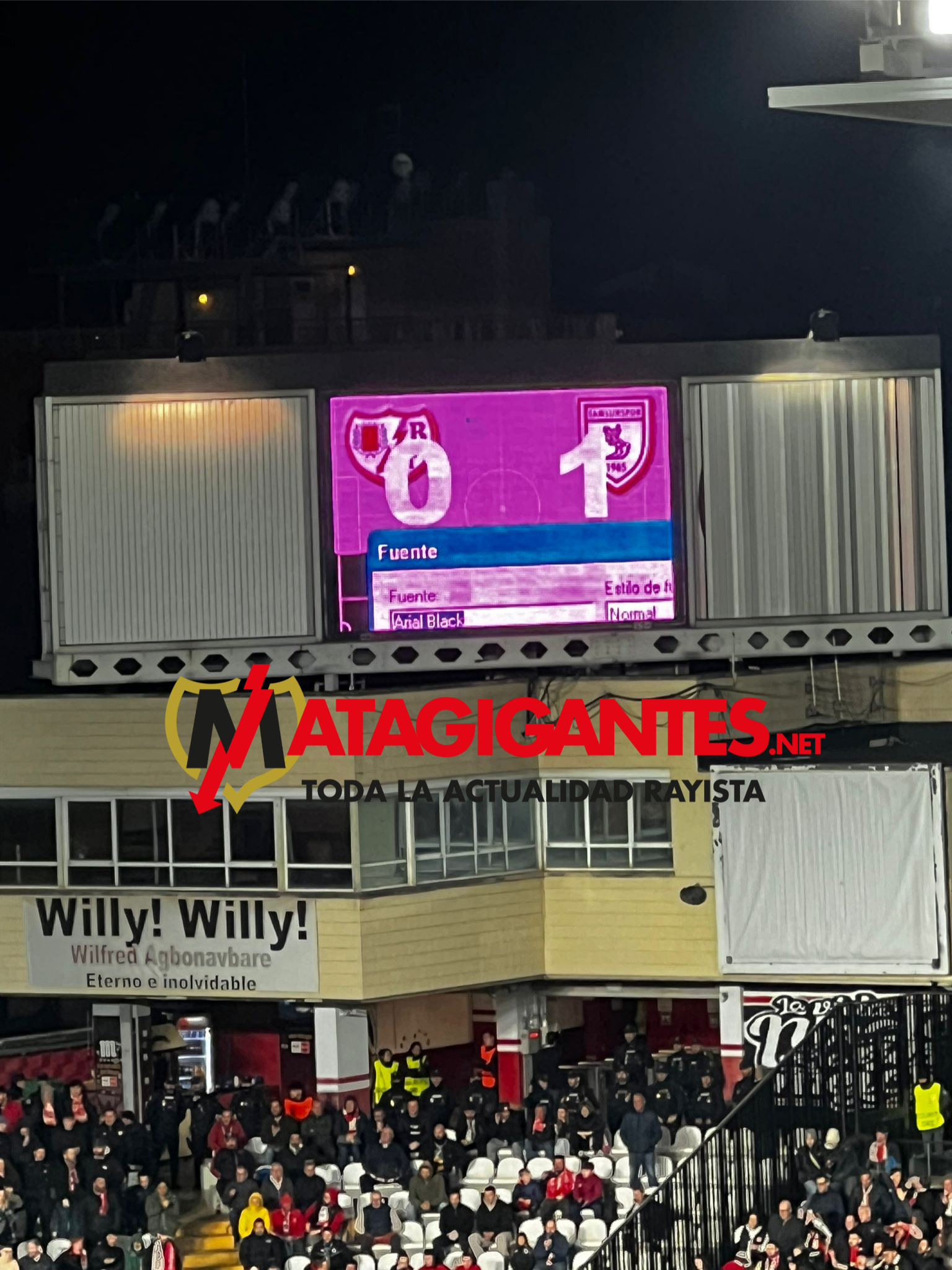 Formalización del contrato del nuevo videomarcador en el Estadio de Vallecas.